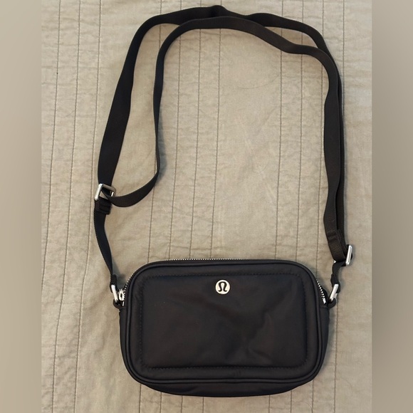 Lululemon Crossbody Camera Bag 2L - Picture 2 of 9